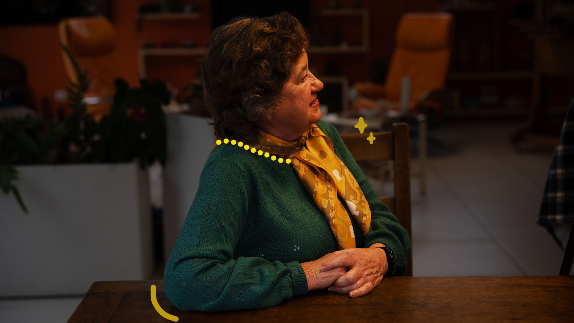 Femme âgée montrant comment s’habiller après 60 ans