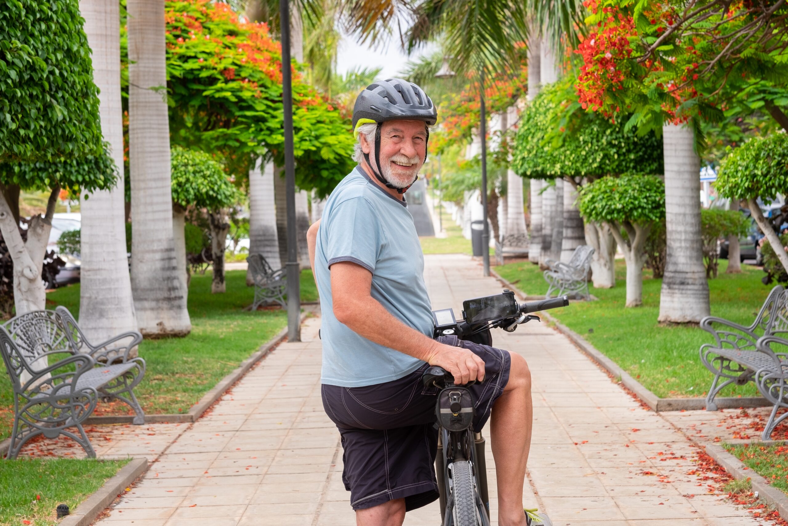 homme vélo électrique vélo électrique senior activité été