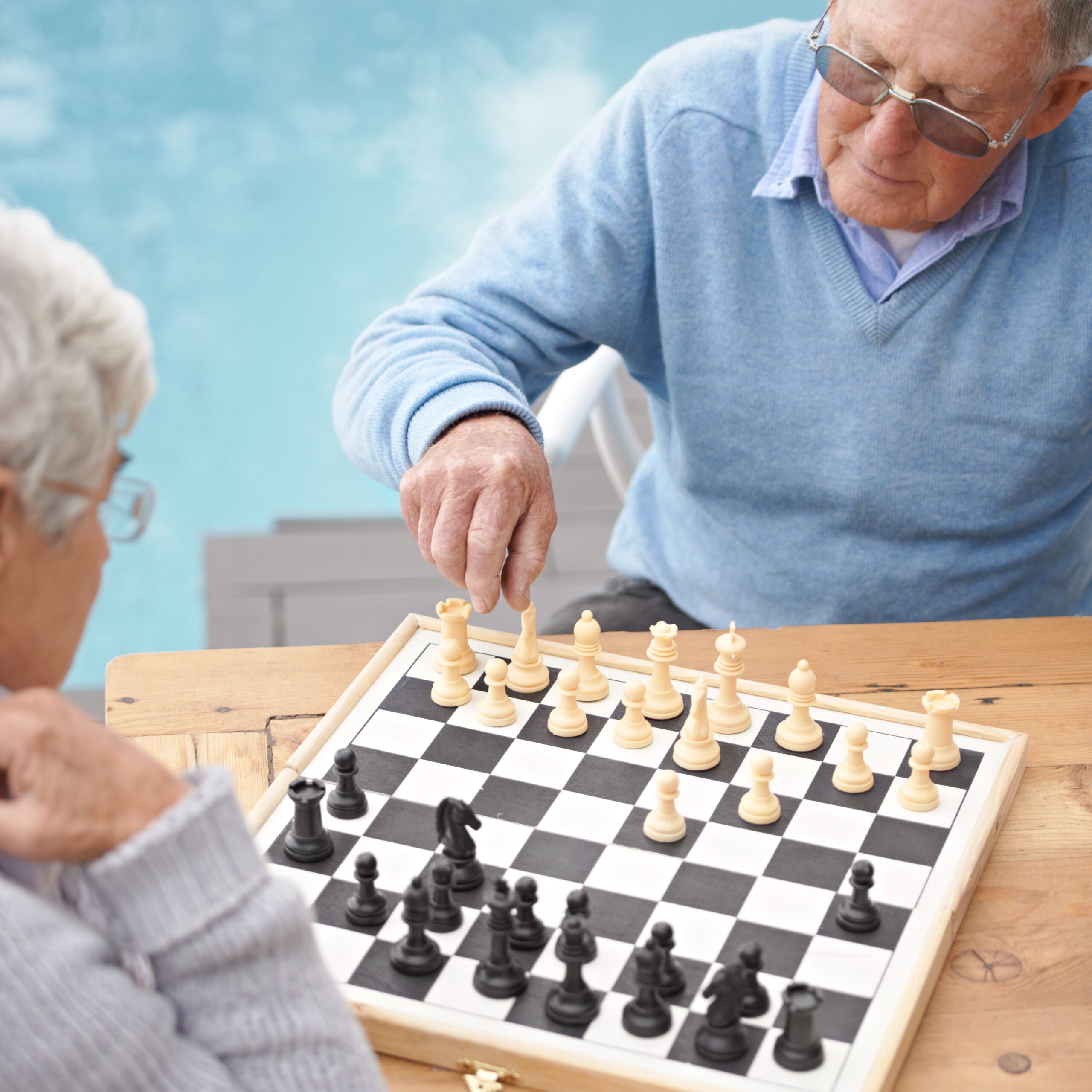 Senior,,Couple,And,Game,Of,Chess,Outdoor,Together,In,Retirement jeux mémoire senior été domicile