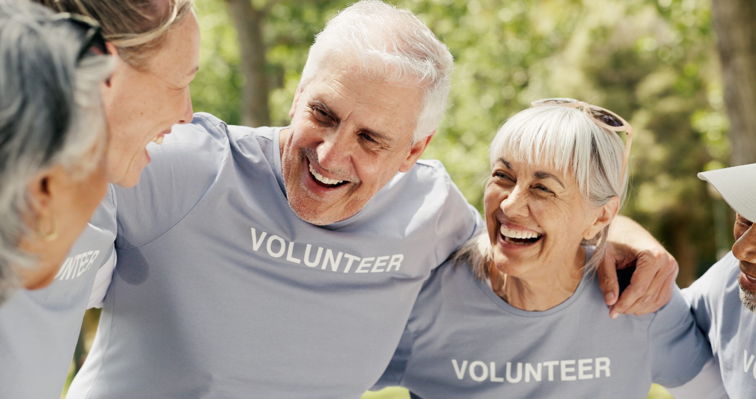 Senior,People,,Volunteer,And,Huddle,At,Park,For,Community,Service, Bénévoles souriants réunis pour faire du bénévolat dans une association
